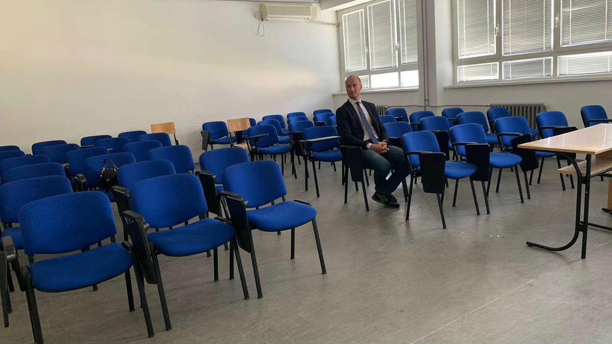 Balša Božović na predavanju Aleksandra Martinovića u Ćupriji, učionica prazna 1