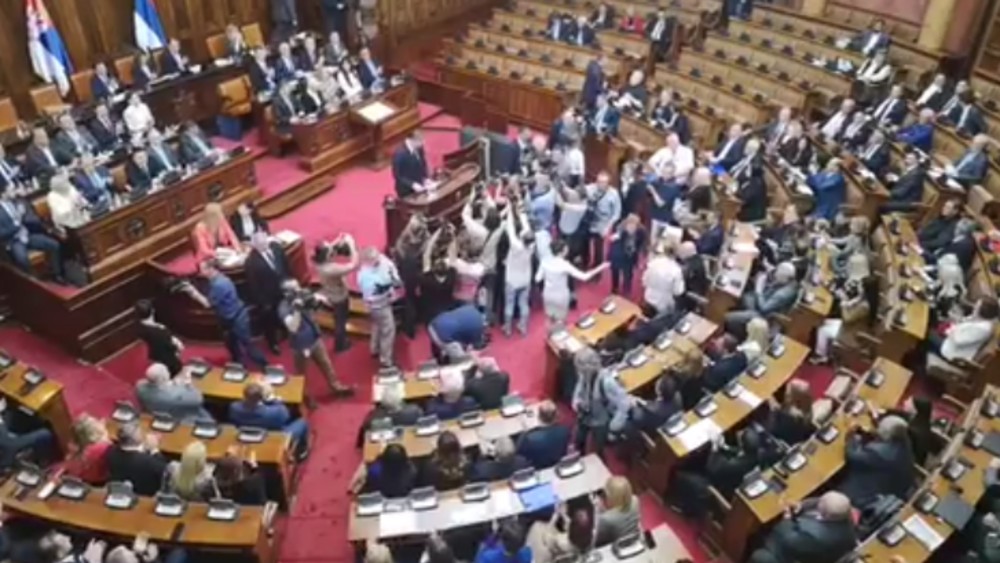 Poslanice SNS Vučića dočekale aplauzom (VIDEO) 1