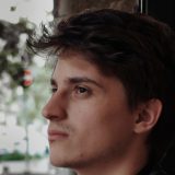 Ivan Jegdić nastupa na koncertu beogradskog sastava IrieFM 2