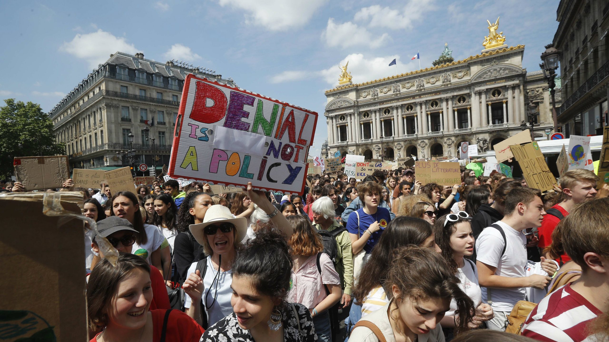 Širom Evrope mladi protestuju za očuvanje klime dok se glasa za novi parlament 1