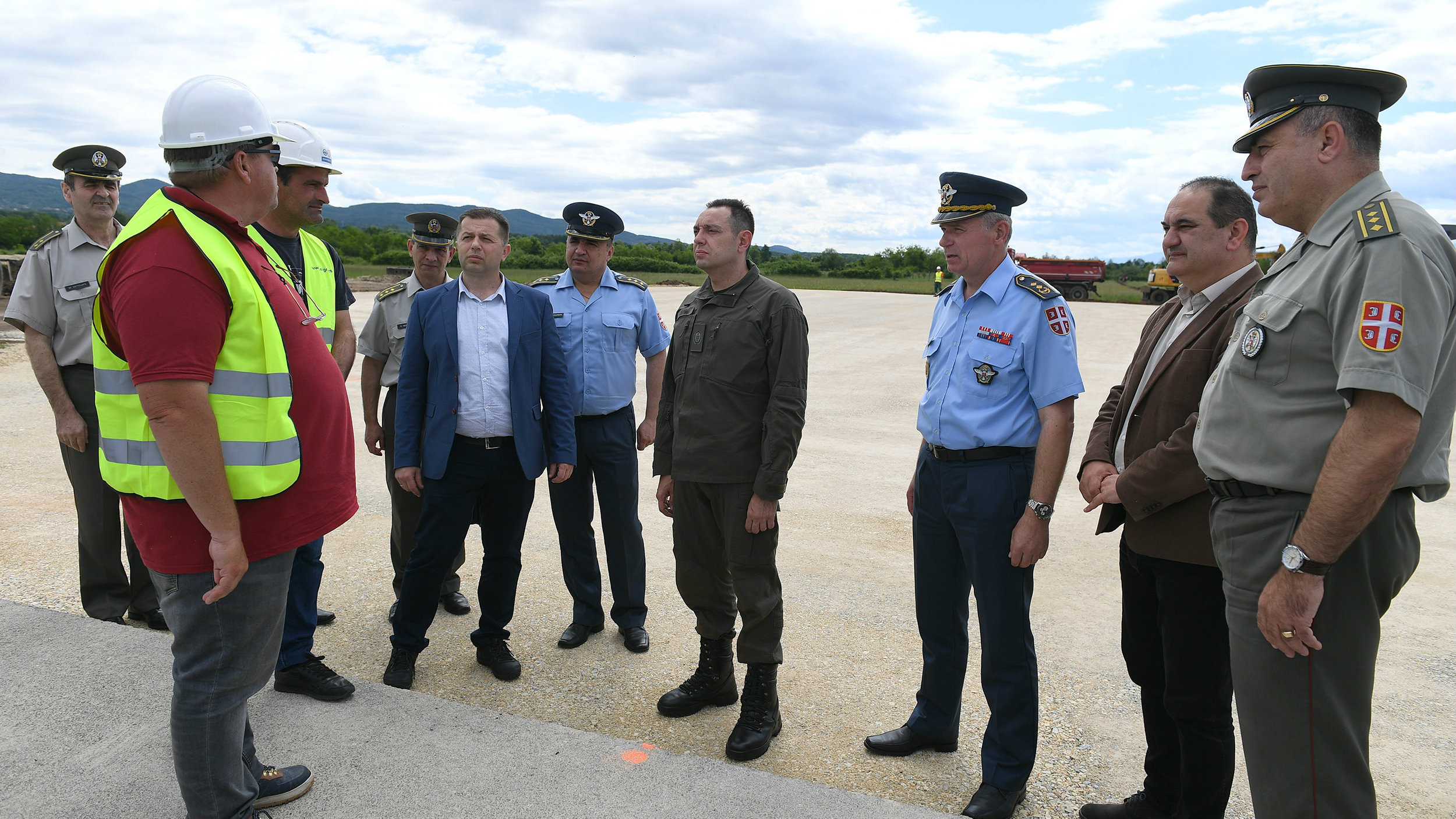 Ministar Vulin obišao radove na vojno-civilnom aerodromu „Morava“ 1