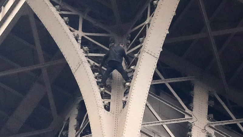 Spasioci ubedili čoveka da siđe sa Ajfelove kule 1