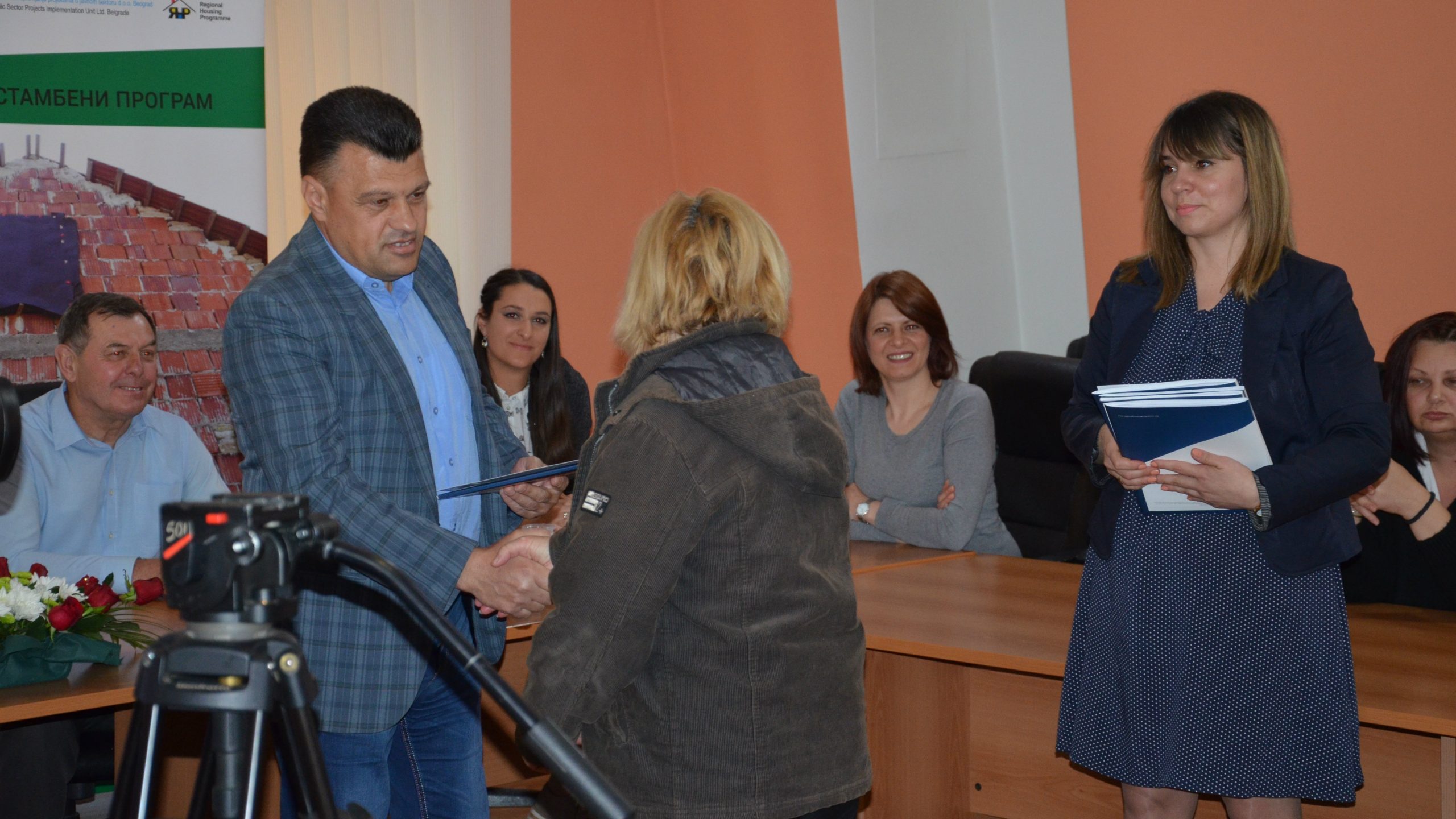 Potpisan ugovor o dodeli pomoći građevinskog materijala za izbeglice u Beloj Palanci 1