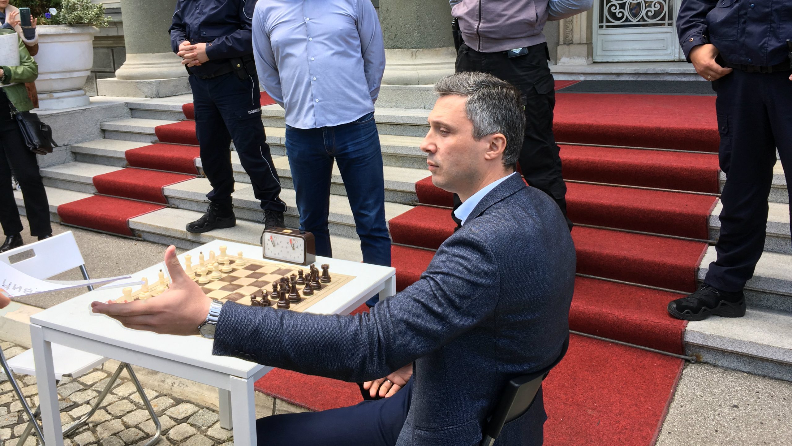 Obradović izazvao Vučića na partiju šaha ispred Predsedništva 1
