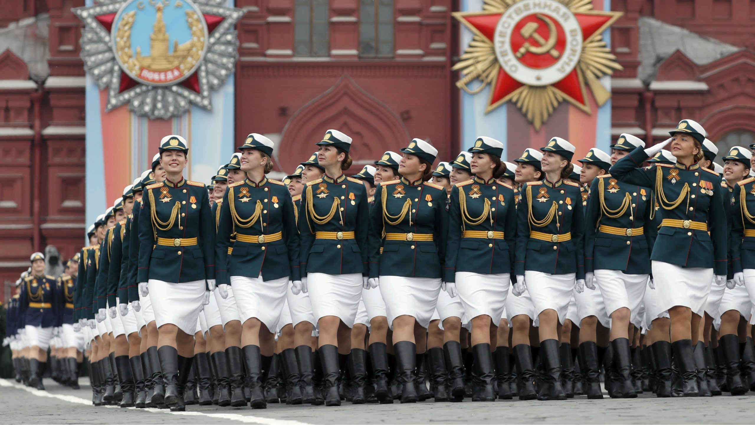 Putin na vojnoj paradi pozvao na ujedinjenje u borbi protiv savremenih pretnji (FOTO) 12