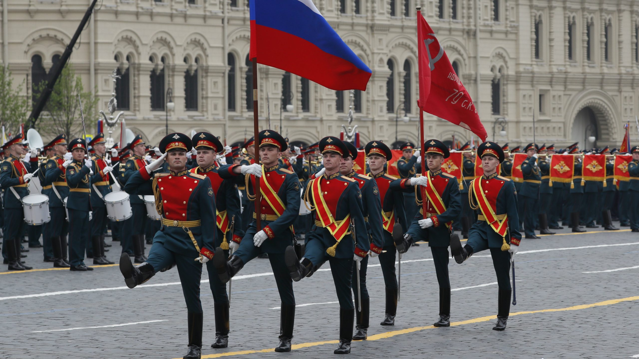 Putin na vojnoj paradi pozvao na ujedinjenje u borbi protiv savremenih pretnji (FOTO) 8