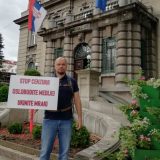 Odbornik "Niške inicijative" protestuje ispred gradske kuće zbog medijskog mraka 11