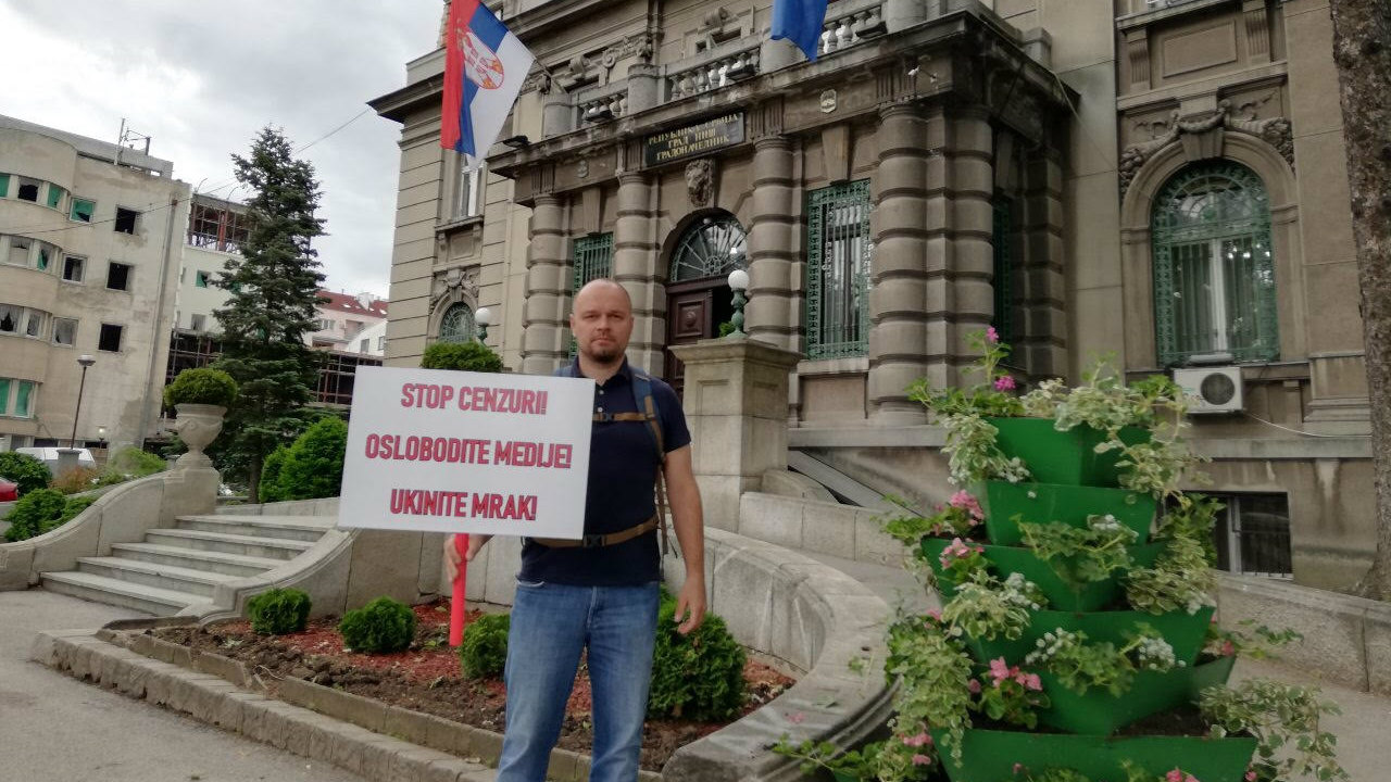 Odbornik "Niške inicijative" protestuje ispred gradske kuće zbog medijskog mraka 1