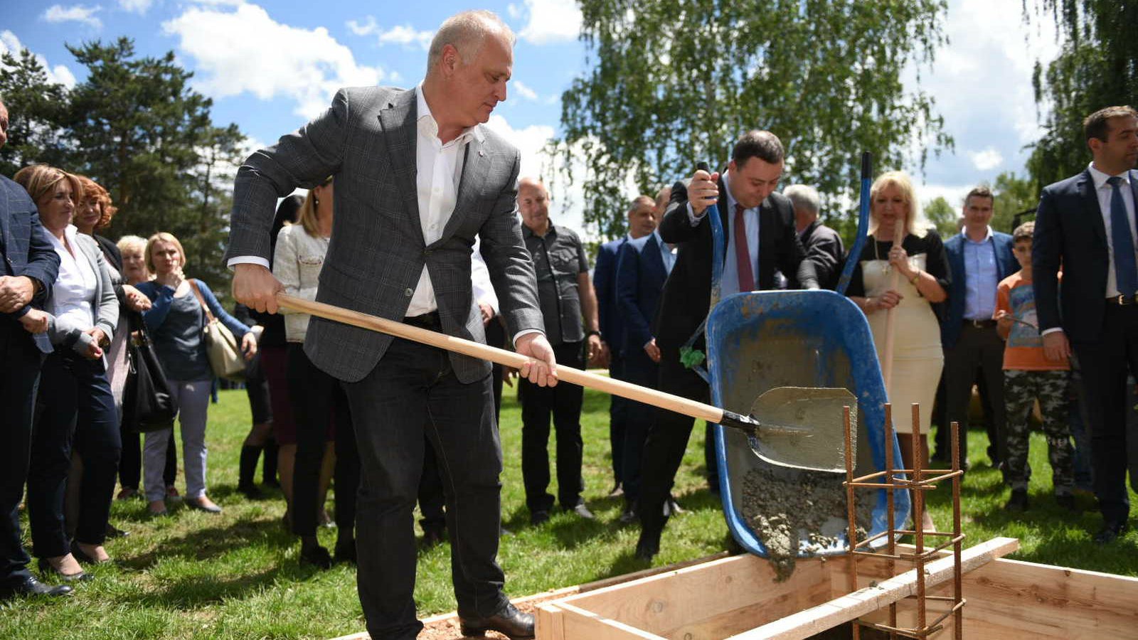 Obrenovac: Postavljen kamen temeljac novog bloka škole u naselju Zvečka 1