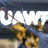 Panasonik obustavlja transakcije sa grupom Huavej 1