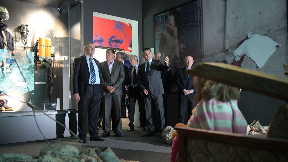 Nekadašnji komandanti brigada obišli izložbu o NATO bombardovanju 1