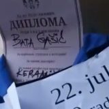 Kruševac: Mantil sa imenima propalih firmi okačen na vrata Službe za zapošljavanje (VIDEO) 7