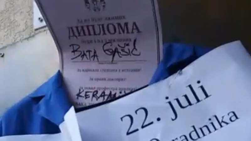 Kruševac: Mantil sa imenima propalih firmi okačen na vrata Službe za zapošljavanje (VIDEO) 1