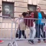Stariji prolaznik udario člana Narodne stranke (VIDEO) 9
