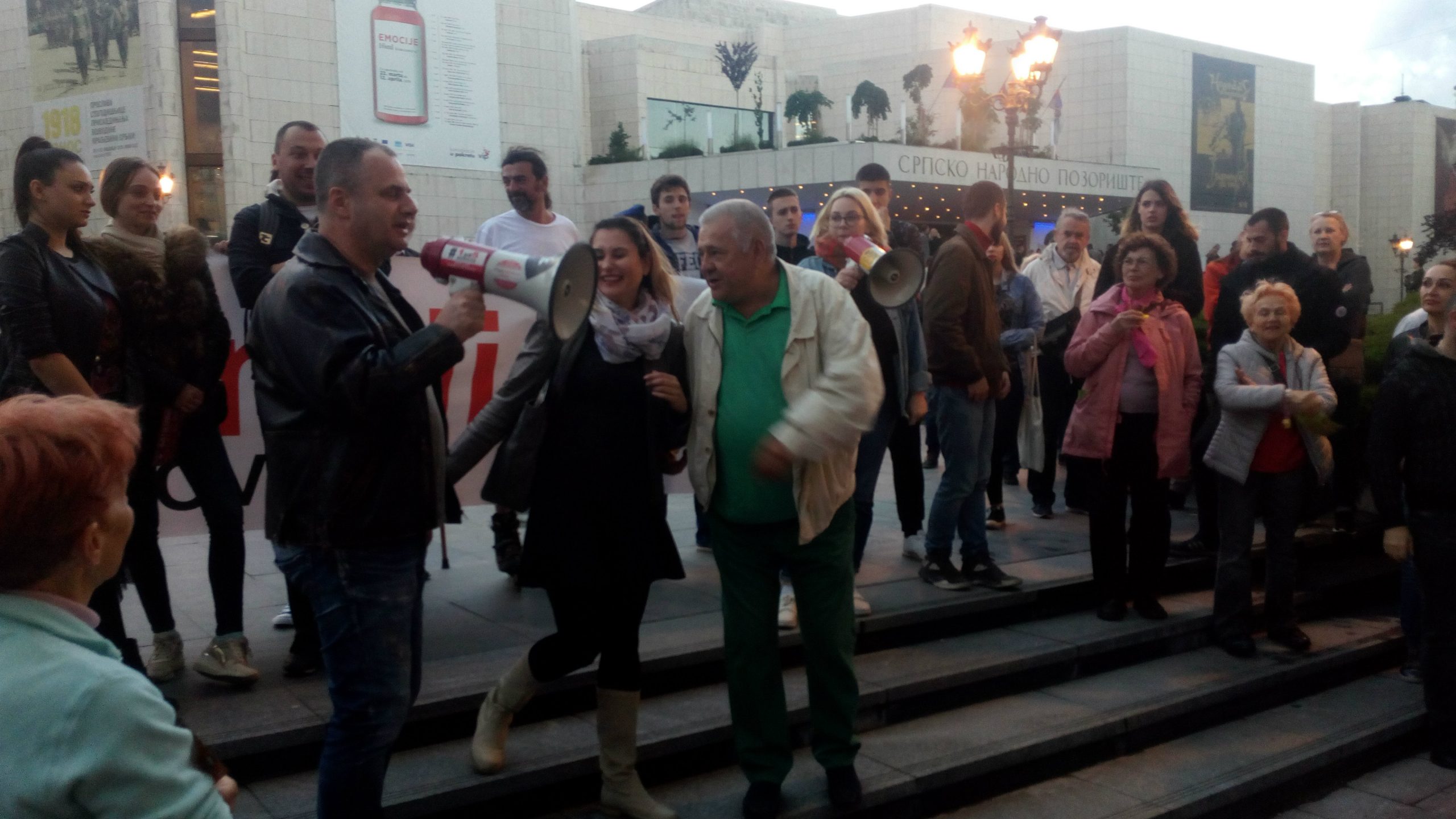 Jerkov: Demonstrante u Novom Sadu gađali staklenim kriglama (FOTO/VIDEO) 1