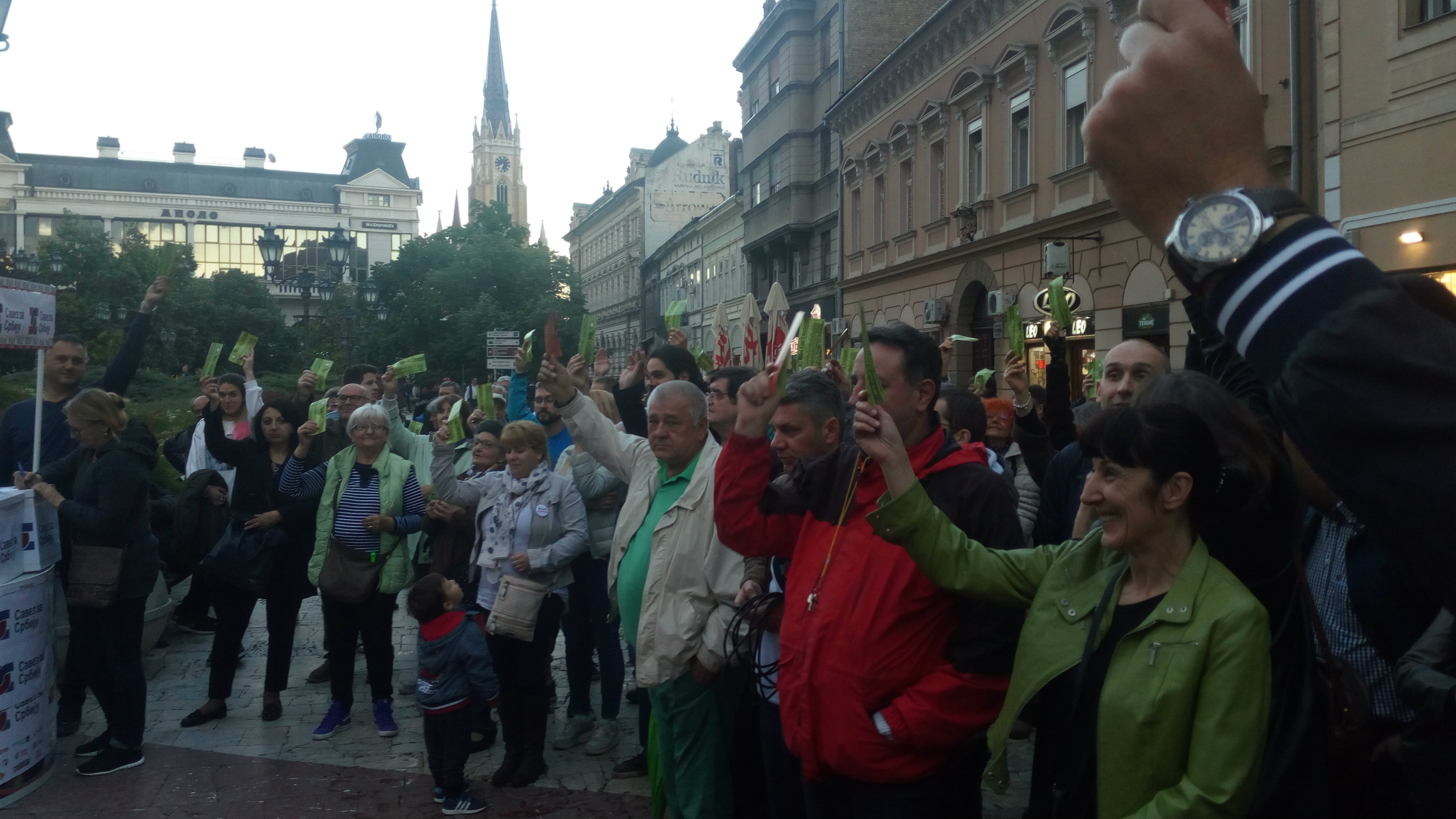 Jerkov: Demonstrante u Novom Sadu gađali staklenim kriglama (FOTO/VIDEO) 2