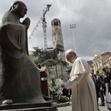 Papa Franja se poklonio pred spomen bistom Majke Tereze u Skoplju 12
