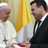 Zaev poklonio papi ikonu od terakote i pozvao ga da ponovo dođe u Skoplje 15