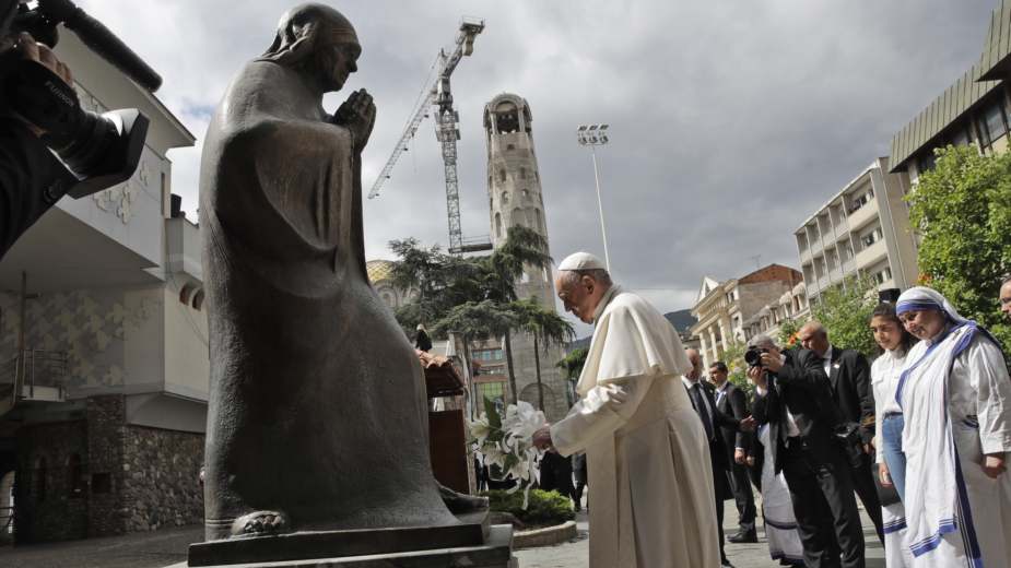 Papa Franja se poklonio pred spomen bistom Majke Tereze u Skoplju 1