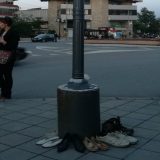 Kruševljani na protestu kod putokaza ostavili obuću mladih koji su otišli iz Srbije 1