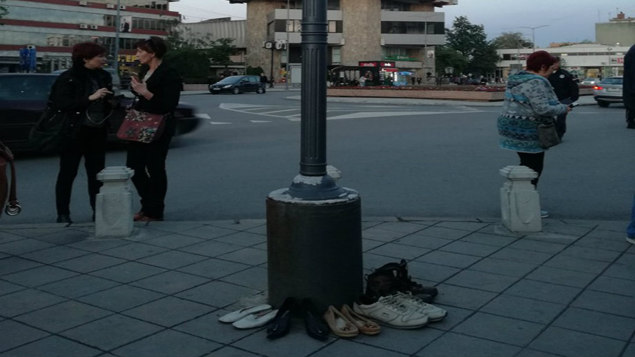 Kruševljani na protestu kod putokaza ostavili obuću mladih koji su otišli iz Srbije 1