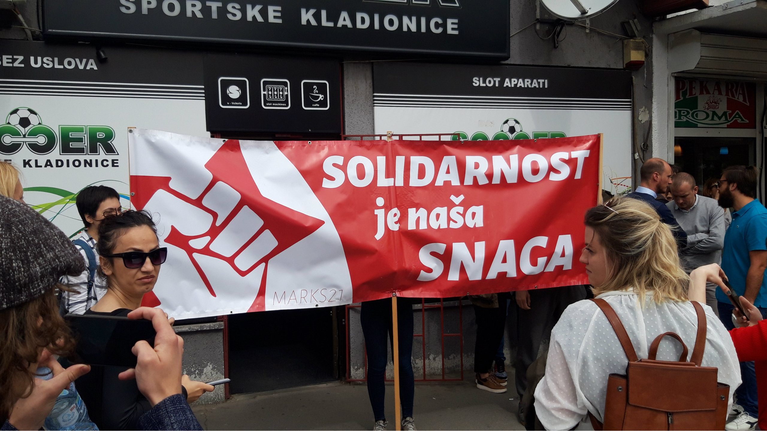 Građani se okupili ispred pekare u Borči u znak solidarnosti 1