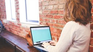 Čemu služe izbočine na tasterima J i F na tastaturi? 2