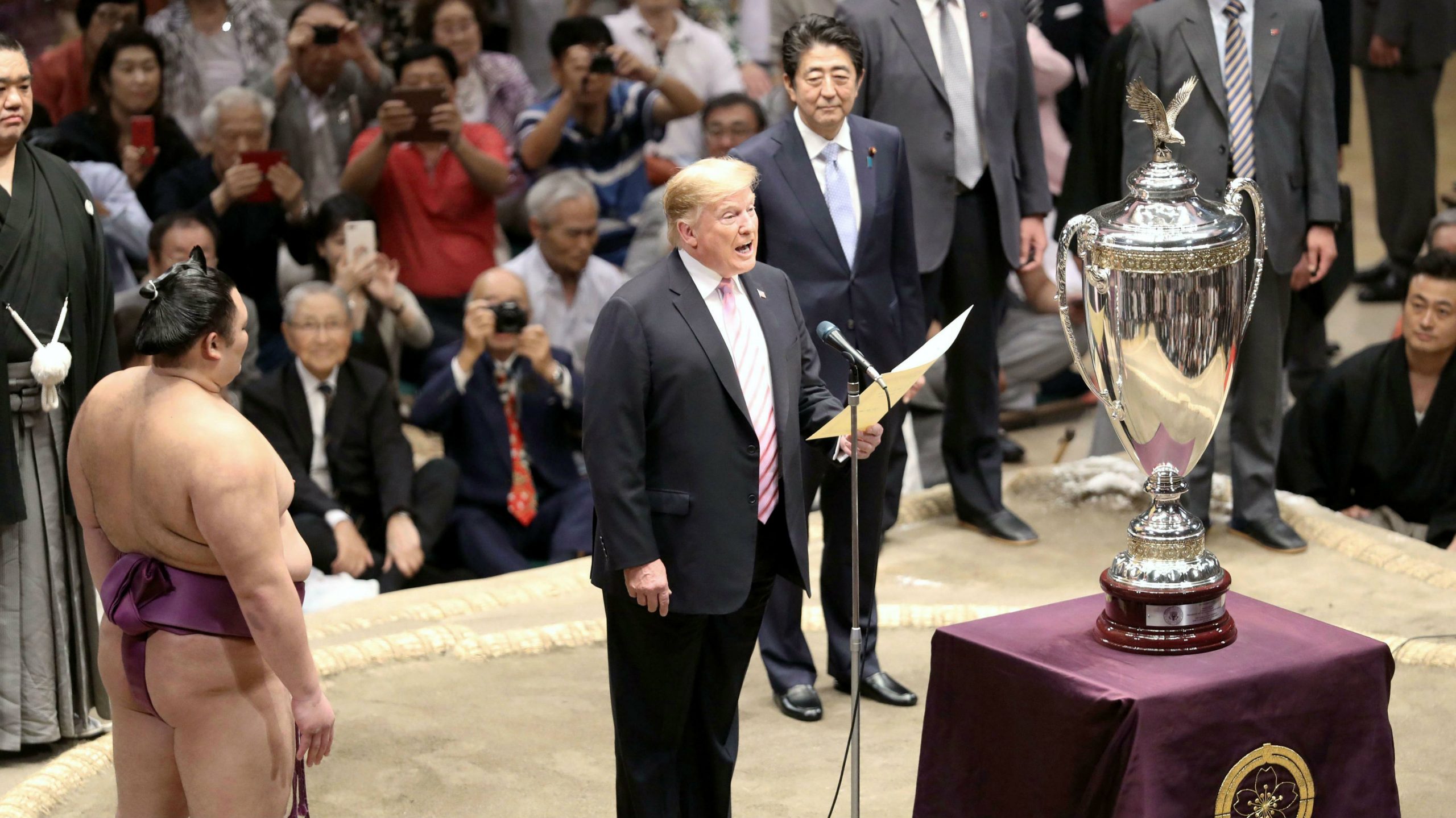 Tramp drugog dana posete Japanu gledao sumo rvanje i igrao golf sa Abeom 1