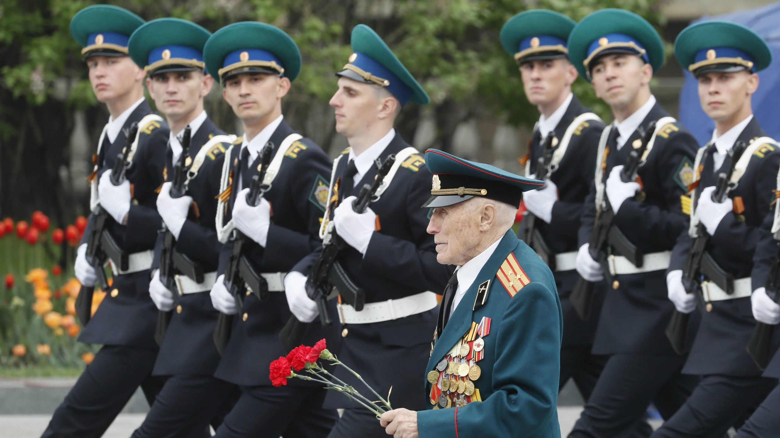 Putin na vojnoj paradi pozvao na ujedinjenje u borbi protiv savremenih pretnji (FOTO) 7