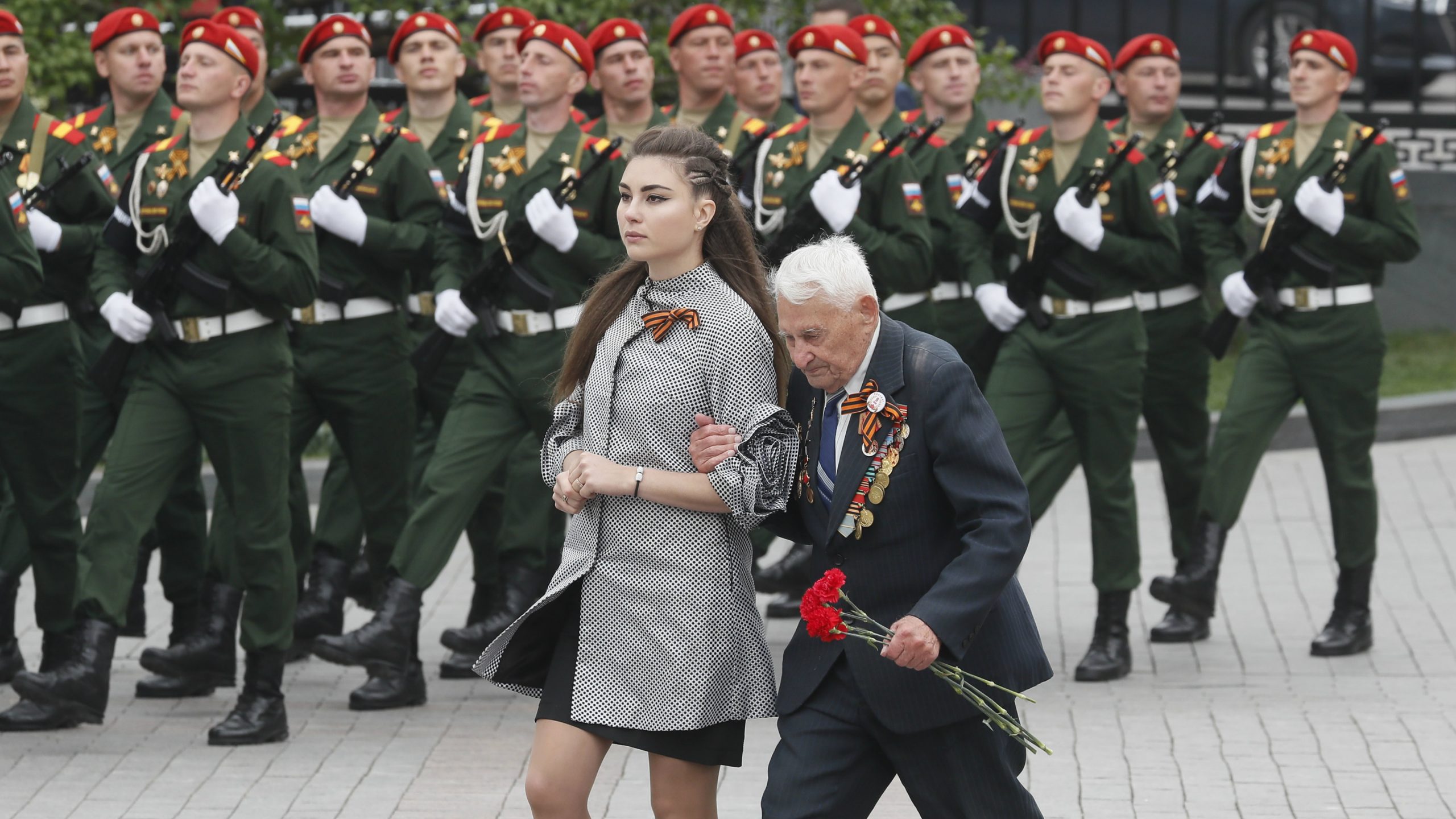 Putin na vojnoj paradi pozvao na ujedinjenje u borbi protiv savremenih pretnji (FOTO) 2