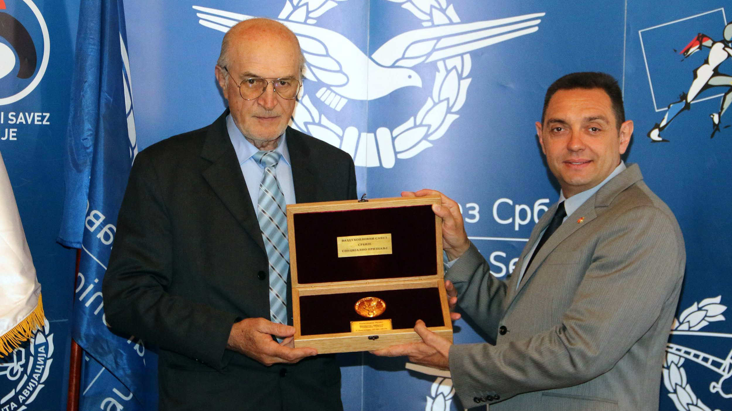 Vulinu uručeno najviše priznanje Vazduhoplovnog saveza Srbije 1