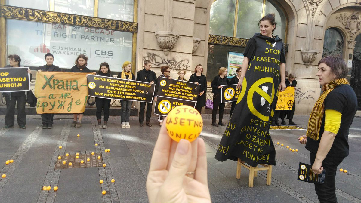Žene u crnom izvele performans "Stop kasetnoj municiji" 1
