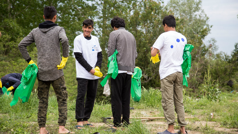Migranti čistili smeće u Krnjači sa lokalnim stanovništvom 1