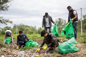 Migranti čistili smeće u Krnjači sa lokalnim stanovništvom 3