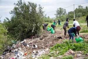 Migranti čistili smeće u Krnjači sa lokalnim stanovništvom 4
