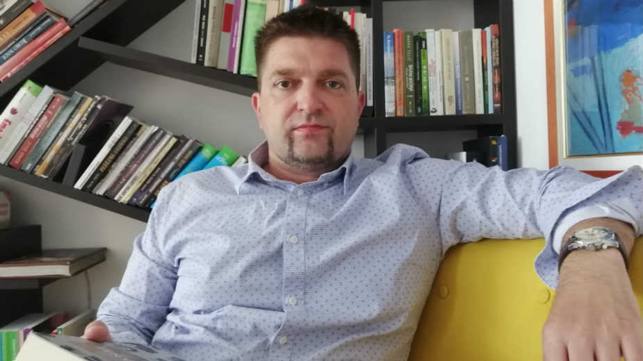 Politika, fakcija i fikcija 1