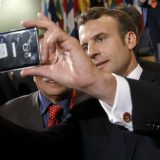 Makron, predsednik s osloncem na desnu nogu 3