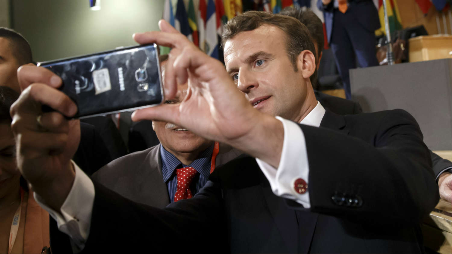 Makron, predsednik s osloncem na desnu nogu 1