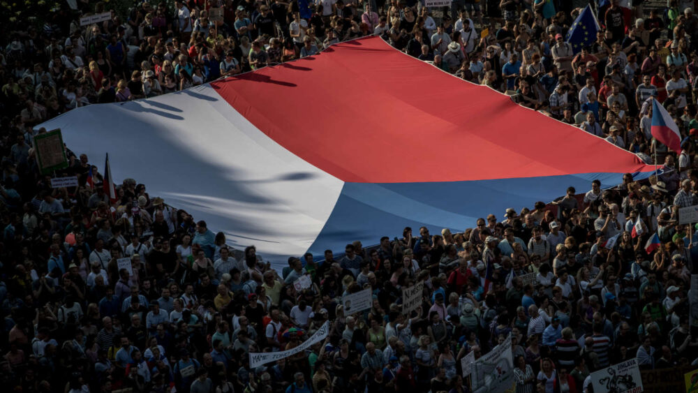 Češka vlada od petka ukida zabranu slobodnog kretanja građana 1
