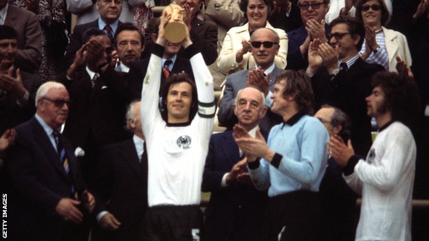 Mundijal, viski i Hladni rat: Kada su se sastale Istočna i Zapadna Nemačka 11 Kapiten SR Nemačke Franc Bekenbauer podiže pehar namenjen svetskom prvaku