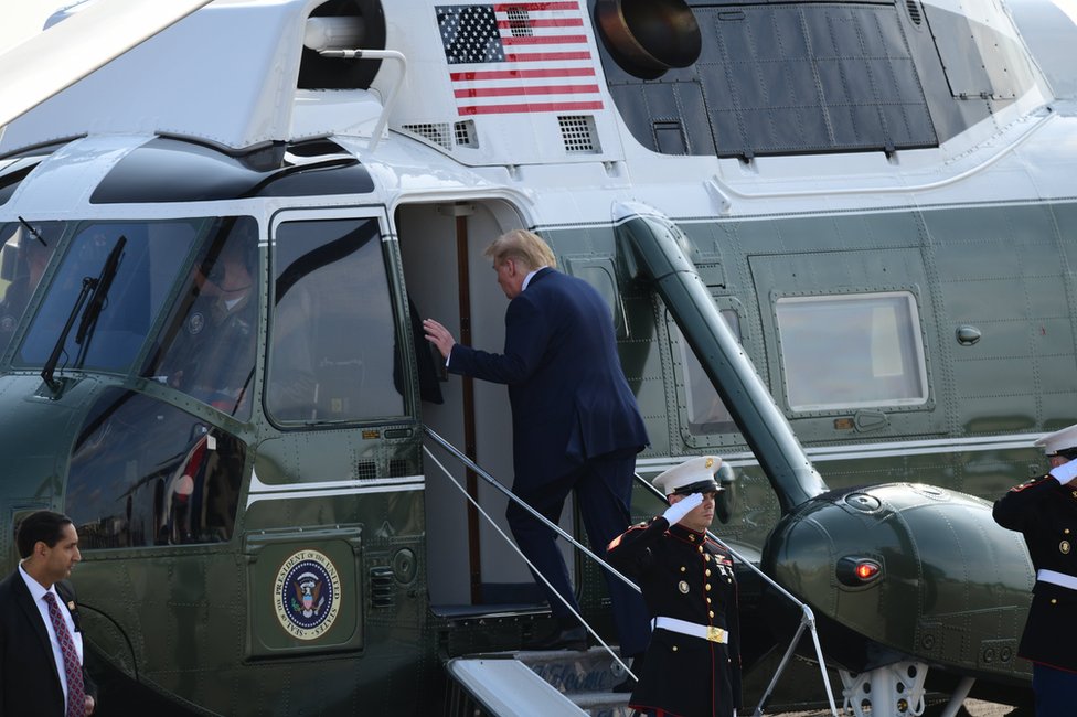 Tramp ulazi u helikopter
