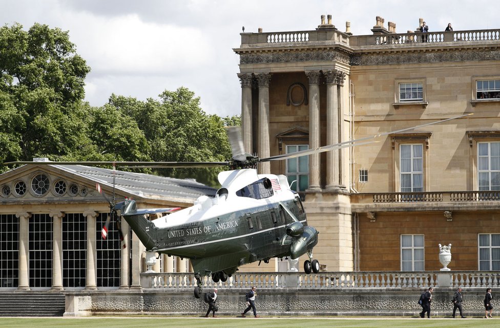 Helikopter u kome je predsednik stiže do Bakingemske palate
