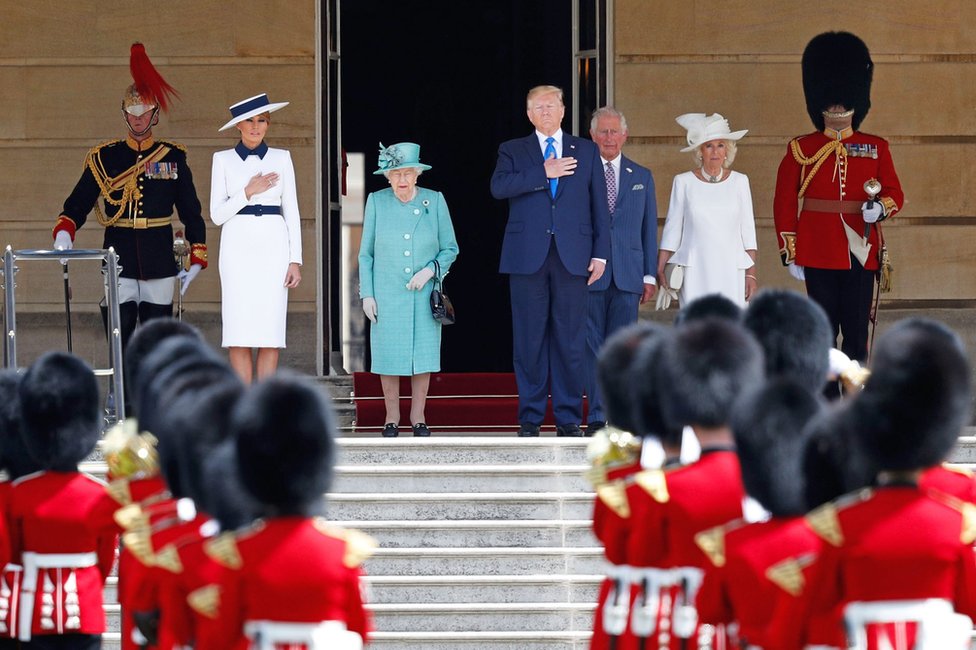 Prva dama Melanija Tramp, kraljica Elizabeta II, predsednik Tramp, princ Čarls i Kamila stoje ispred Bakingemske palate