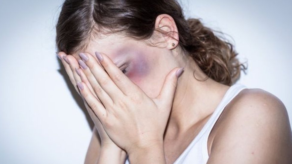 Žena pokriva lice rukama