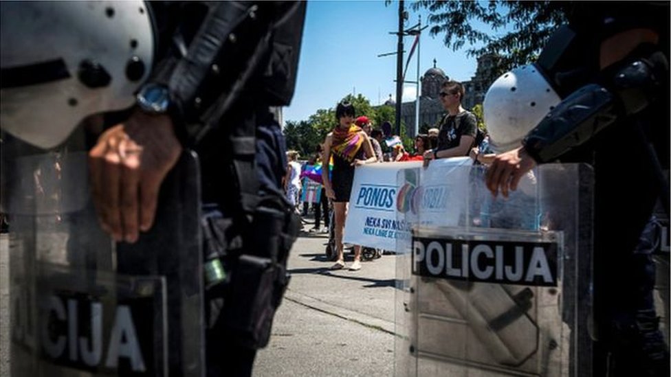 Polcijski štit na paradi ponosa u beogradu