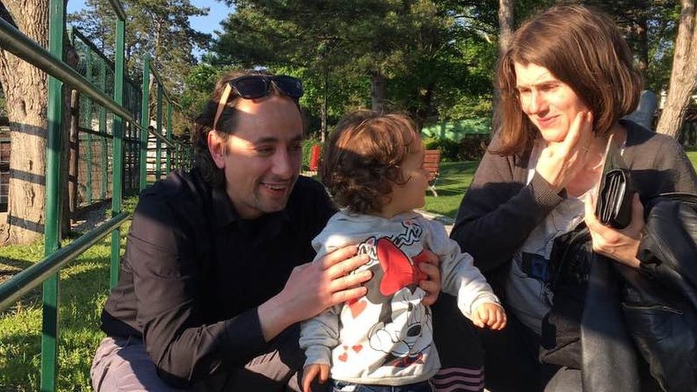 Marko Protić sa suprugom i jednogodišnjom ćerkom