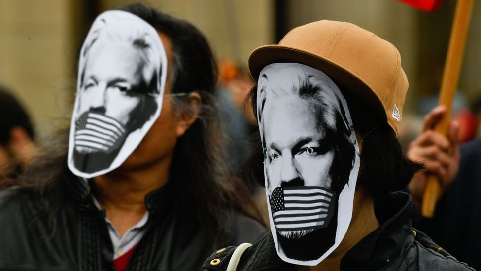 Savet bezbednosti, rasprava o gondoli i košarkaški „spektakl" - šta nas čeka u zemlji i svetu ove nedelje 6 Demonstrators protest with masks of WikiLeaks founder Julian Assange during a Pro-Assange demo in Germany