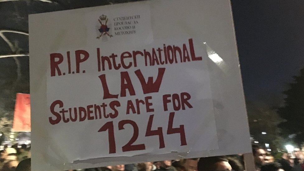 „Pokoj duši međunarodnom pravu - studenti su za 1244", slogan sa protesta u Beogradu, februar 2019.