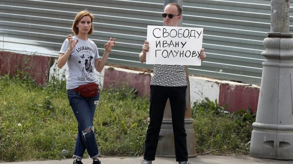 Protest ispred suda u Moskvi, na transparentu piše Sloboda za Ivana Golunova