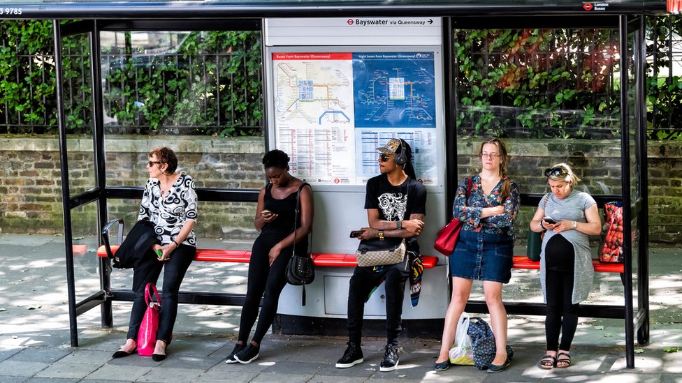 Razgovor sa strancem ima iznenađujuće prednosti 3 Group of people at a bus stop